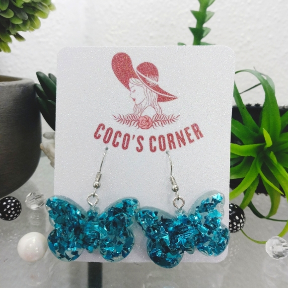 Clear butterfly dangle resin earrings - Picture 2 of 7